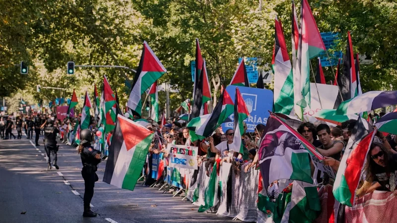 Die Proteste sorgten w&auml;hrend der gesamten Vuelta f&uuml;r Aufsehen. - &copy; Andrea Comas/AP/dpa