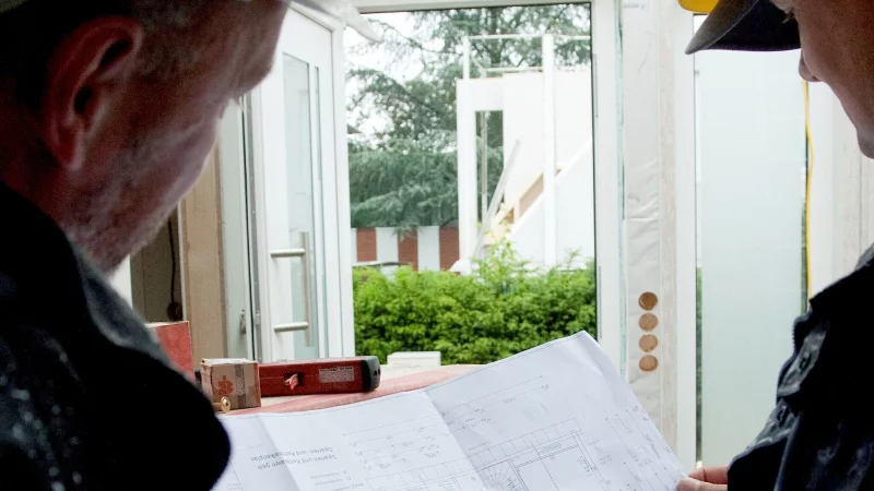 Gut pr&uuml;fen, hilft: Bauprojekte von Nachbarn lassen sich mit berechtigten Einw&auml;nden stoppen. - &copy; Kai Remmers/dpa-tmn/dpa