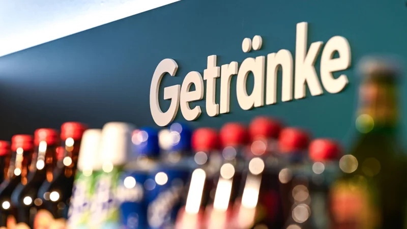 Beim Getr&auml;nkekauf schaden Mehrwegflaschen der Umwelt am wenigsten. - &copy; Heiko Rebsch/dpa