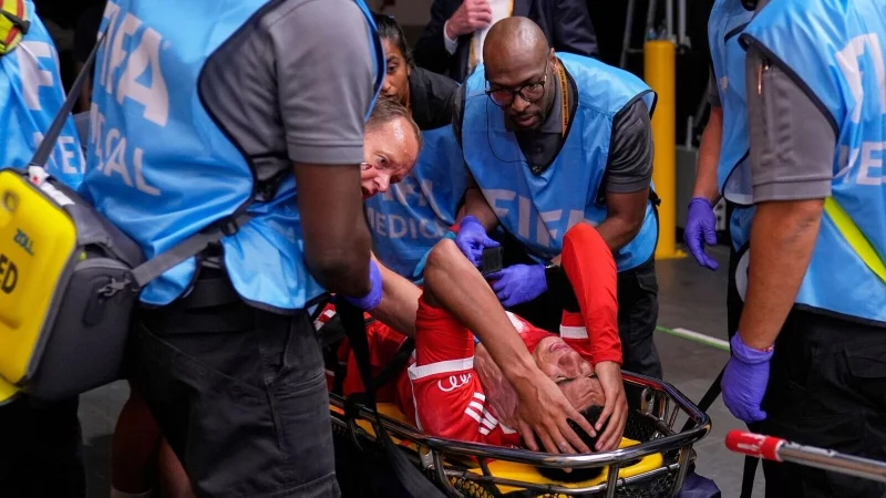 Jamal Musiala liegt verletzt auf einer Trage. - © Brynn Anderson/AP/dpa