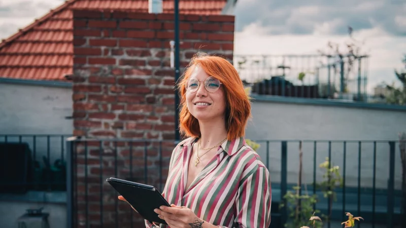 Business-Mode ist heute vielseitiger: Farben und moderne Schnitte sind zunehmend gefragt, besonders in kreativen Branchen. - © Zacharie Scheurer/dpa-tmn