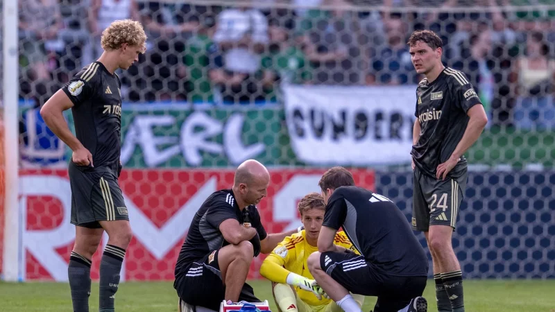 Torwart Frederik R&ouml;nnow wurde schwindelig und musste ausgewechselt werden. - &copy; David Inderlied/dpa