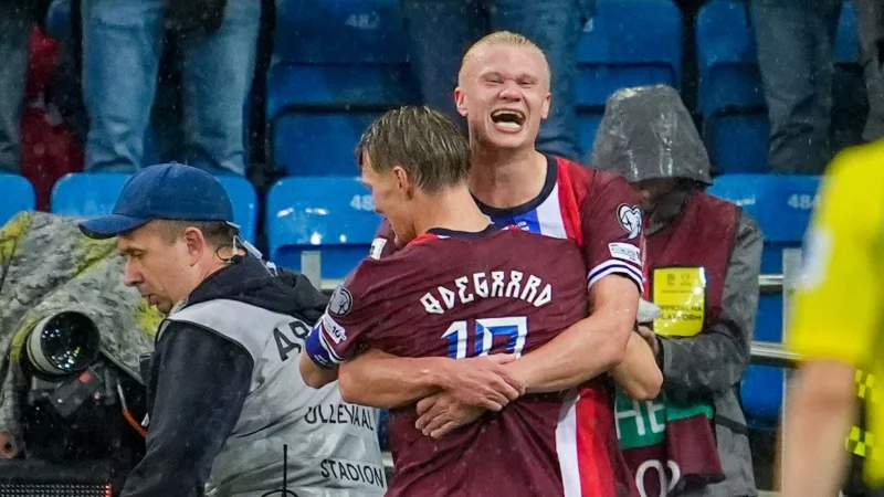 Erling Haaland und Norwegen düpierten die italienische Nationalmannschaft. - © Lise Åserud/NTB/dpa