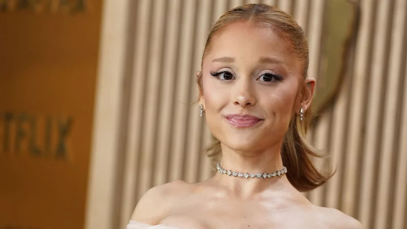 Ariana Grande und weitere Stars unterzeichneten eine Petition für den Erhalt der Hotline. (Archivbild) - © Jordan Strauss/Invision via AP/dpa