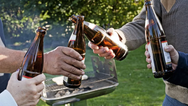 Ein Kühlschrank im Garten sorgt für kühle Getränke. Am richtigen Platz ist dafür dann auch nicht massig Energie nötig. - © Monique Wüstenhagen/dpa-tmn