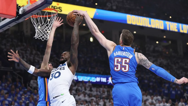 Die Defensive um Hartenstein dominierte die Gäste und legte den Grundstein für den klaren Sieg. - © Nate Billings/AP/dpa