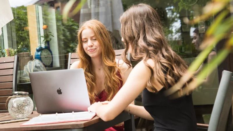 Ausbildung, Wohnung, Versicherungen: Im Rahmen der &laquo;Fokuswoche Ziele&raquo; bieten die Verbraucherzentralen bundesweit Schulabg&auml;ngern Online-Vortr&auml;ge an. - &copy; Christin Klose/dpa-tmn