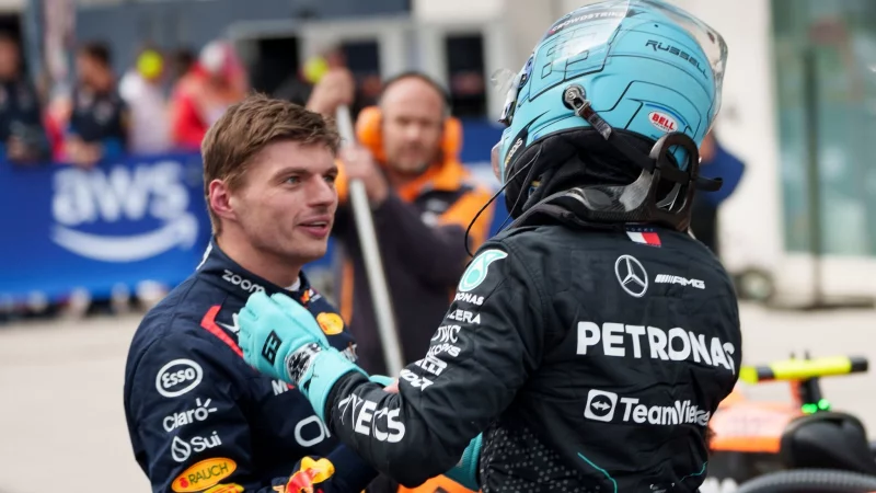 Max Verstappen (l) könnte 2026 gemeinsam mit George Russell für Mercedes fahren - oder ihn ersetzen. - © Paul Chiasson/The Canadian Press via AP/dpa