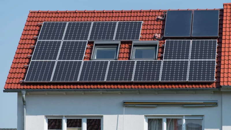 Wer optimal profitieren will, sollte vor der Installation der PV-Anlage darauf achten, in welche Himmelsrichtung das Dach ausgerichtet ist. - © Uwe Anspach/dpa-tmn