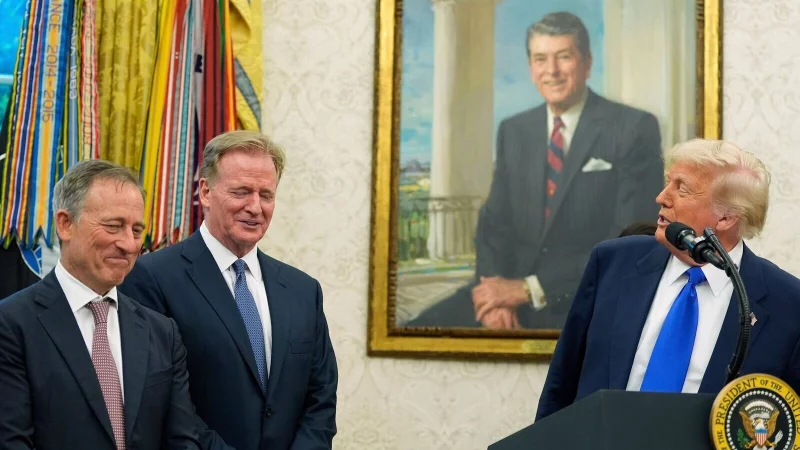 Donald Trump verk&uuml;ndete Washington als Gastgeber f&uuml;r den NFL-Draft 2027 - im Beisein von NFL-Boss Roger Goodell (2.v.l.) und Josh Harris, dem Eigent&uuml;mer der Washington Commanders. - &copy; Alex Brandon/AP/dpa