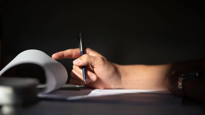 Wer seinen IQ testen will, sollte sich nicht auf windige Angebote im Internet verlassen. - &copy; Daniel Reinhardt/dpa/dpa-tmn