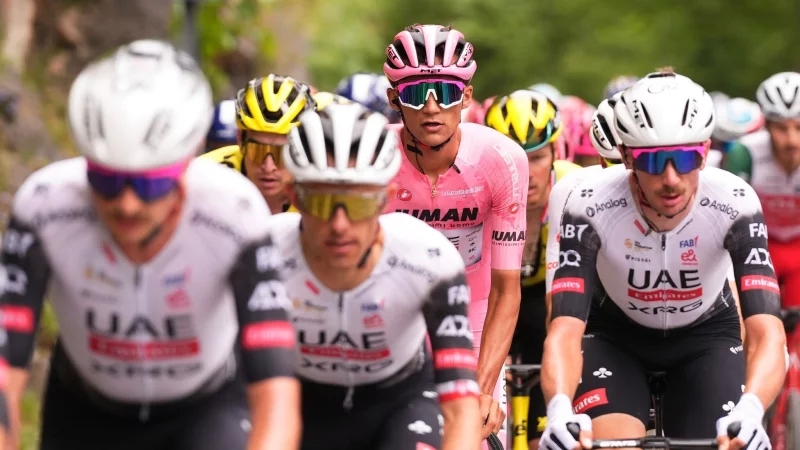 Im Rosa Trikot in die Schlusswoche: Top-Talent Isaac del Toro (M). - © Fabio Ferrari/LaPresse/AP/dpa