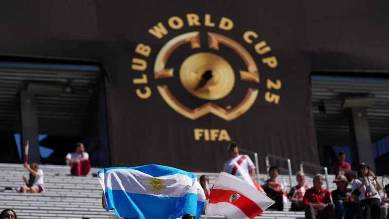 Nur wenige Zuschauer in Seattle. - © Lindsey Wasson/AP/dpa