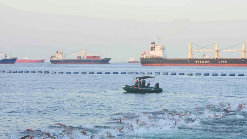 Schon fr&uuml;h am Morgen ging es f&uuml;r die Schwimmerinnen &uuml;ber f&uuml;nf Kilometer los. - &copy; Vincent Thian/AP/dpa