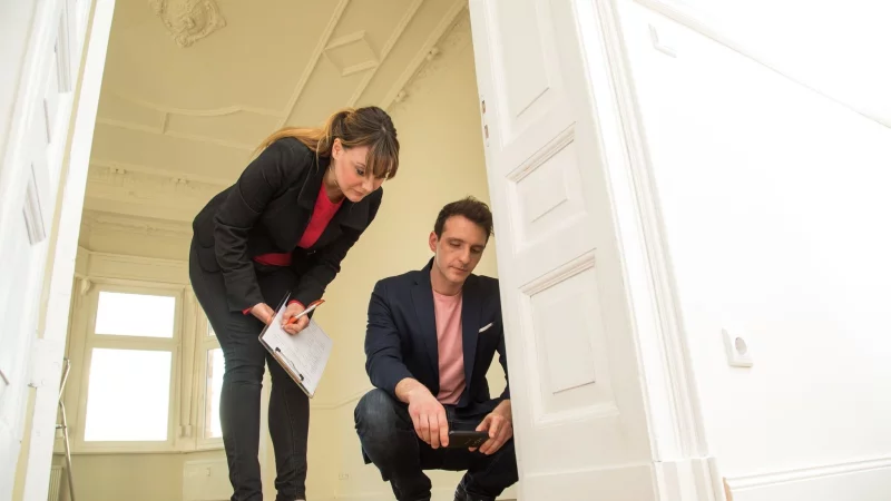 M&ouml;glicher Pilzbefall: Vor dem Kauf sollte ein Altbau von einem unabh&auml;ngigen Sachverst&auml;ndigen kontrolliert werden. - &copy; Christin Klose/dpa-tmn