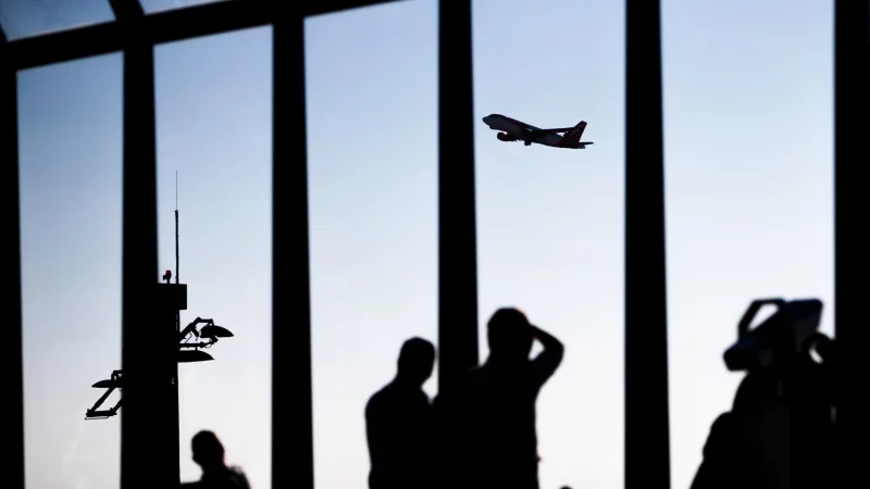 Ihr Urlaubsflieger will ohne Sie abheben? Ist das Boarding noch nicht abgeschlossen und sind die Türen des Flugzeuges noch geöffnet, besteht laut Gericht eine Mitnahmeverpflichtung der Fluggesellschaft. - © Christoph Soeder/dpa/dpa-tmn