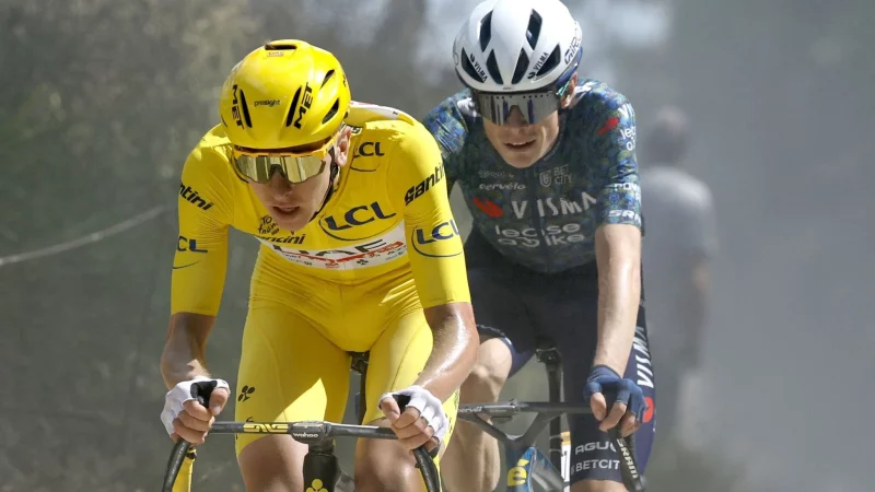 Kommt es wieder zum Duell zwischen Tadej Pogacar (l) gegen Jonas Vingegaard? - © Pool Jan De Meuleneir/Belga/dpa