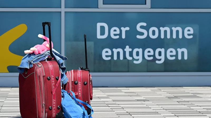 Alles drin: Mit gut gepackten Koffern geht es der Sonne entgegen. - © Uwe Zucchi/dpa/dpa-tmn