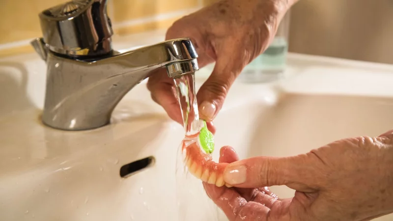 Zahnpasta ist tabu: Für Zahnprothesen lieber Reinigungspasten oder Seife verwenden. - © Christin Klose/dpa-tmn