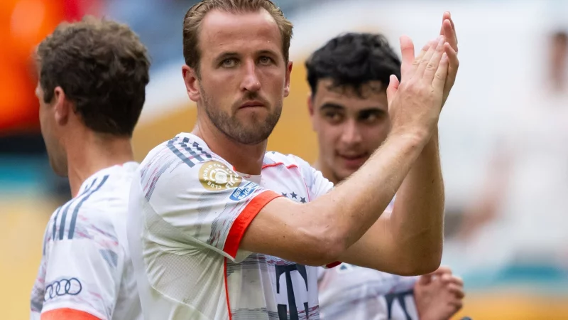 Bayerns Vorarbeiter und Matchwinner Harry Kane applaudiert den Fans. - © Sven Hoppe/dpa