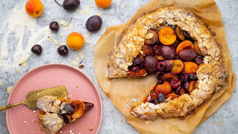 Noch nie Galette probiert? Süßes Steinobst aus Pflaumen Aprikosen und späten Kirschen bringt den Spätsommer auf den Tisch. - © Ariane Bille/BEVO/dpa-tmn
