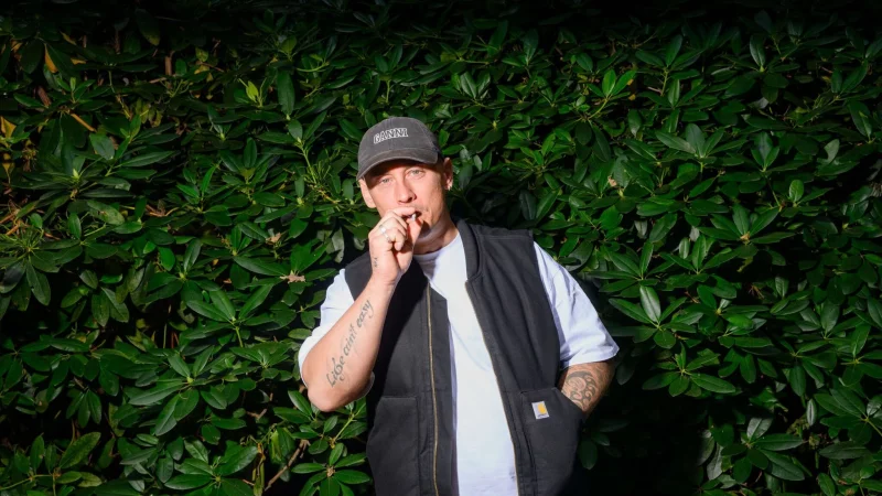 Mit Zigarette im Mund und neuem Album im Gep&auml;ck: Disarstar bleibt kompromisslos. - &copy; Gregor Fischer/dpa