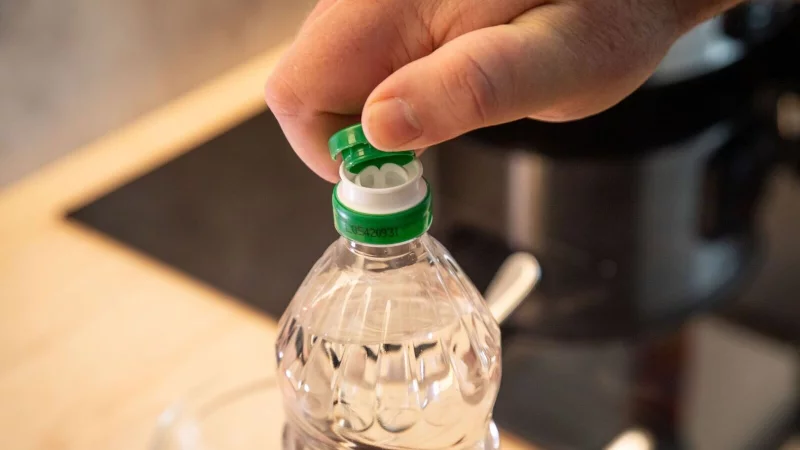 Mehr als ein Verschluss: Zieht man das Kunststoffsiegel der Flasche ab und dreht es um, kann es als Dosierhilfe dienen. - &copy; Christin Klose/dpa-tmn