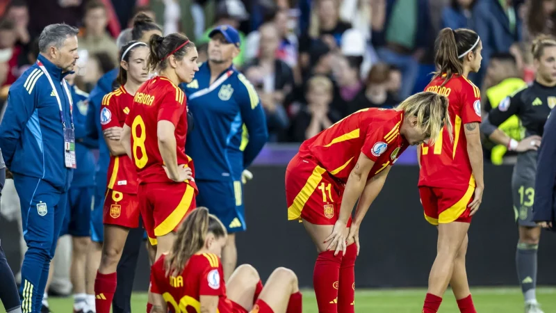 Spaniens Topspielerin Bonmati (Spielerin ganz links) konnte sich nach dem verlorenen EM-Finale mit einem pers&ouml;nlichen Preis tr&ouml;sten - &copy; Michael Buholzer/KEYSTONE/dpa