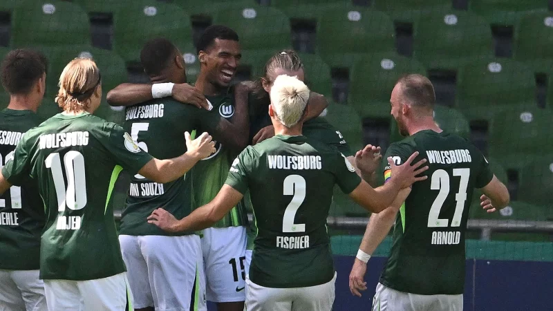 Der kurz zuvor eingewechselte Moritz Jenz (4.v.l.) traf zur Wolfsburger Führung. - © Carmen Jaspersen/dpa