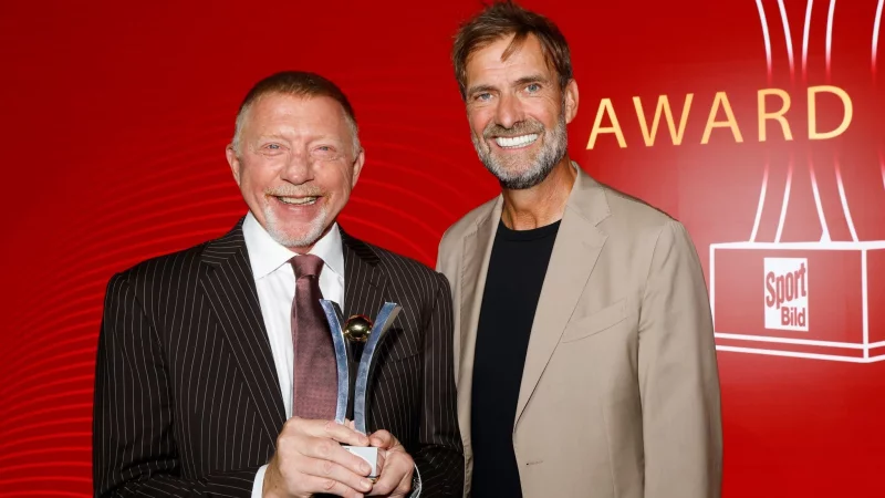 Boris Becker (l), Preisträger in der Kategorie «Legende», und Laudator Jürgen Klopp stehen zusammen. - © Georg Wendt/dpa