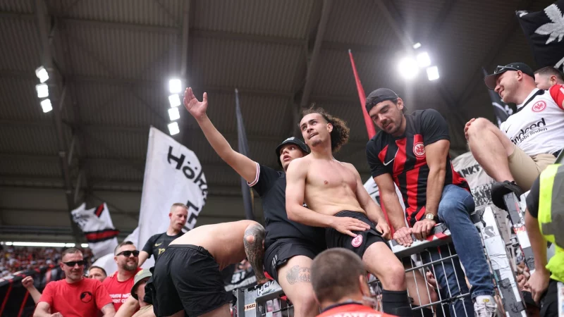 Verteidiger Arthur Theate (M.) war bei Frankfurts Feierlichkeiten ganz vorn dabei. - © Philipp von Ditfurth/dpa