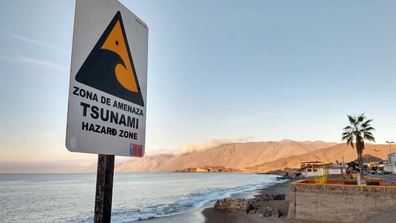 Ein Warnzeichen f&uuml;r unmittelbare Tsunamigefahr: Das Wasser an der K&uuml;ste zieht sich in kurzer Zeit weit zur&uuml;ck und legt gro&szlig;e Fl&auml;chen Meeresboden frei. - &copy; Till Simon Nagel/dpa-tmn