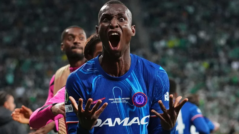 Nicolas Jackson soll die Offensive beim FC Bayern München verstärken - aber kommt es auch dazu? - © Petr David Josek/AP/dpa