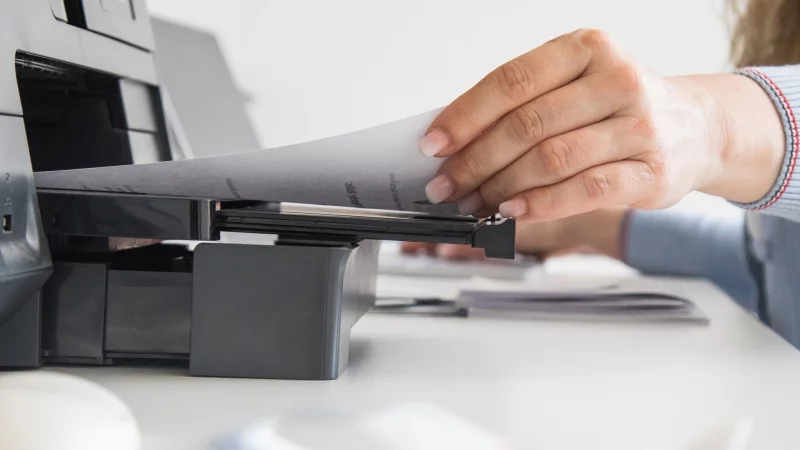 Auf Grund von Sicherheitslücken benötigen zahlreiche Drucker aktuell ein Firmware-Update. - © Christin Klose/dpa-tmn