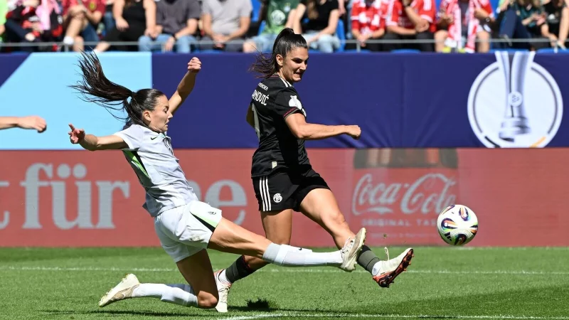 Trifft in dieser Szene zum 2:0: FCB-Stürmerin Jovana Damnjanovic (r). Wolfsburgs Joelle Wedemeyer kommt zu spät. - © Uli Deck/dpa