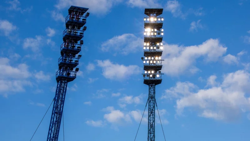 K&ouml;nnten Feuerwerke auf den alten Flutlichtmasten zur schweren Verletzung eines Jungen gef&uuml;hrt haben? - &copy; Jens B&uuml;ttner/dpa