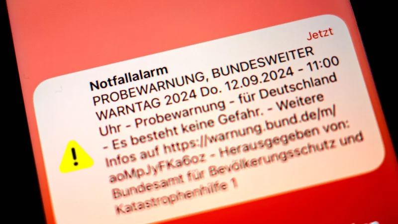 Keine App nötig: Den Empfang von Cell-Broadcast-Nachrichten beherrschen viele neuere Smartphones ab Werk. Hier ein Bild vom Warntag 2024. - © Sina Schuldt/dpa