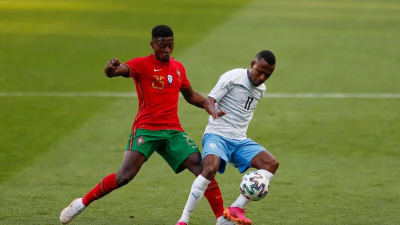 Der israelische Nationalspieler Gadi Kinda (r), hier im Zweikampf mit Portugals Nuno Mendes, ist gestorben. - &copy; Armando Franca/AP/dpa
