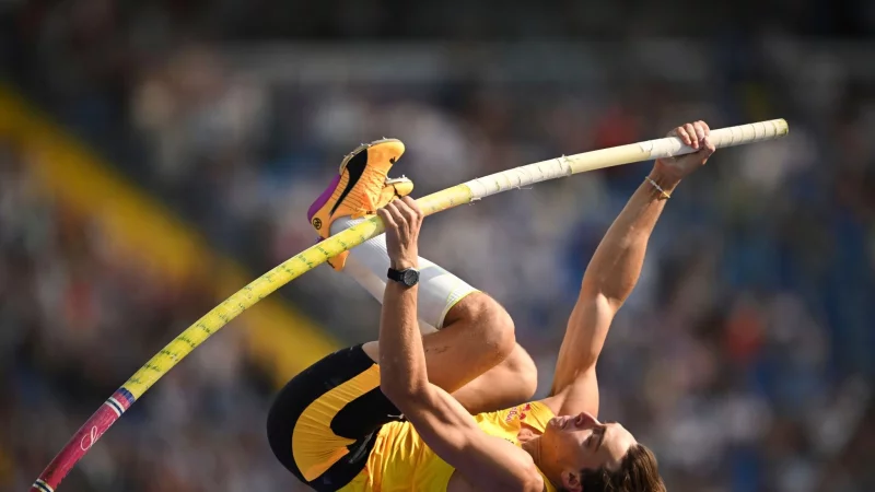 Der Überflieger der Leichtathletik: Stabhochspringer Armand Duplantis aus Schweden. - © Rafal Oleksiewicz/AP/dpa
