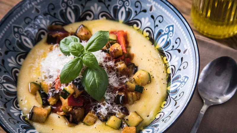 Zur herrlich cremigen Polenta mit Parmesan und Oliven&ouml;l passt Ratatouille-Gem&uuml;se. - &copy; Christin Klose/dpa-tmn
