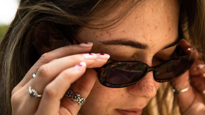 Sommersprossen liegen im Trend. Wer von Natur aus keine hat, kann sich die «Fake Freckles» mit Henna einfach selbst zaubern. - © Christin Klose/dpa-tmn