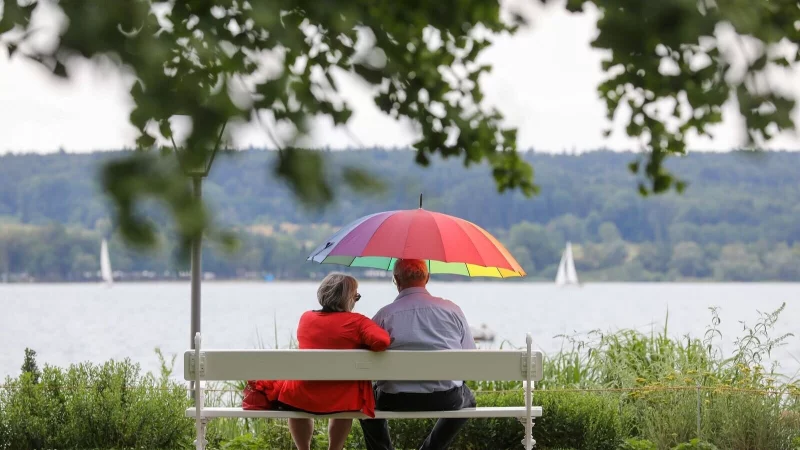 Mit ungetrübtem Blick in die Zukunft schauen: Über den langen Lebensabschnitt des Ruhestands hinweg muss der Gesamtvermögens-Mix stimmen. - © Thomas Warnack/dpa/dpa-tmn