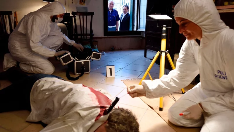 Kommissar Brunetti (Uwe Kockisch, hinten r) und Vianello (Karl Fischer) am Tatort. - &copy; Nicolas Maack/ARD Degeto/Programmplanung und P/dpa