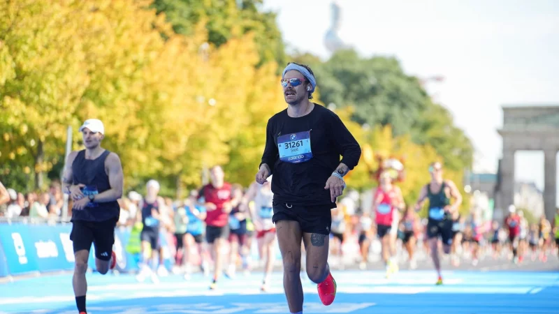 Der britische S&auml;nger und Schauspieler Harry Styles (r) startete unter falschem Namen beim Berlin-Marathon. - &copy; Sportograf/SCC Events/dpa