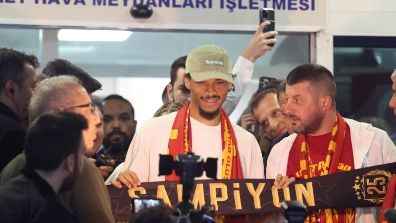 Nationalspieler Leroy Sané (M.) bei seiner Ankunft in Istanbul. - © Murat Akbas/dpa