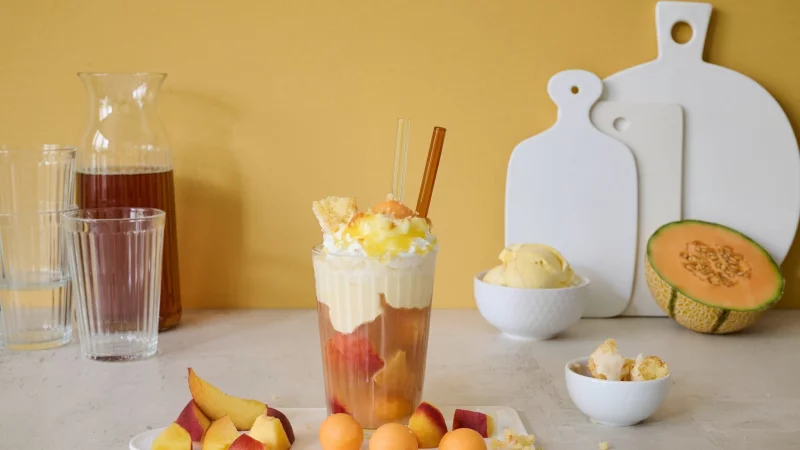 Der Floating-Effekt wird durch die Kombination von kaltem Schwarztee mit Mineralwasser und Vanilleeis und daraufgesetzten Obstst&uuml;cken erzielt. - &copy; Jan Rickers/teeverband.de/dpa-tmn