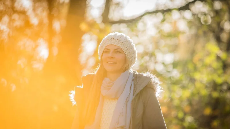 Auch im Herbst an UV-Schutz denken: Sonnenschutz bleibt bei Aufenthalten im Freien wichtig. - &copy; Christin Klose/dpa-tmn