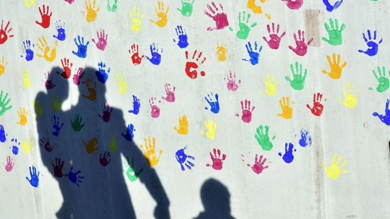 Wer nach der Scheidung in einer festen Beziehung lebt, verliert dauerhaft den Anspruch auf nachehelichen Unterhalt. - © Peter Kneffel/dpa/dpa-tmn