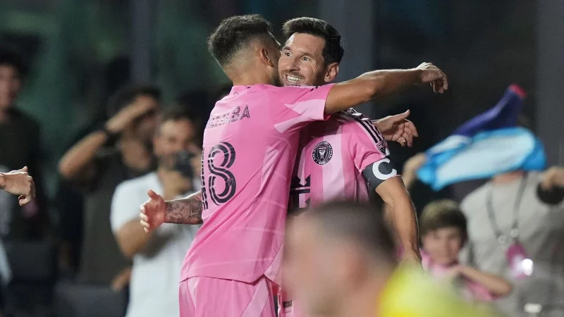 Lionel Messi (r) machte mal wieder den Unterschied. - © Lynne Sladky/AP/dpa