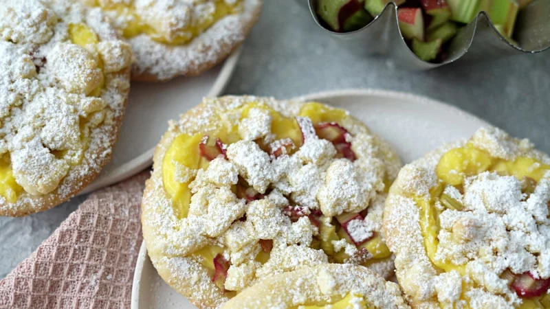 Wer sich die geliebten Streuselschnecken daheim backt, kann selbst entscheiden mit welchen Früchten und wie viel Streuseln. - © Mareike Pucka/biskuitwerkstatt.de/dpa-tmn